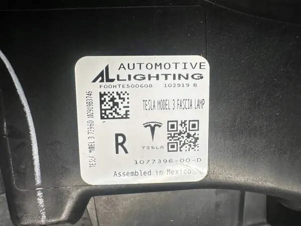 Tesla 3 rechte LED DRL OEM 1077396-00-D Gebraucht image 9