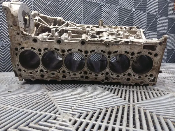 BMW Moottorilohko OEM 11112359836 - Käytetty image 10