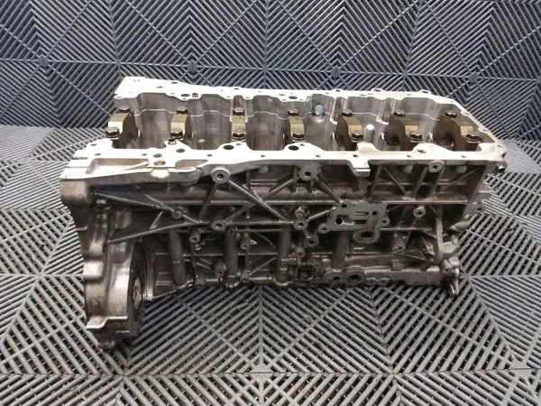 BMW Moottorilohko OEM 11112359836 - Käytetty image 5