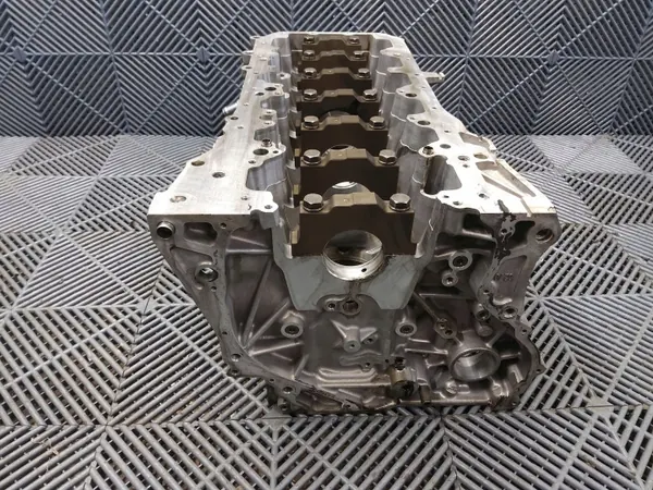 BMW Moottorilohko OEM 11112359836 - Käytetty image 7