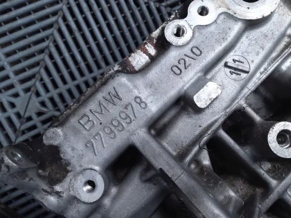 BMW Moottorilohko OEM 11112359836 - Käytetty image 9