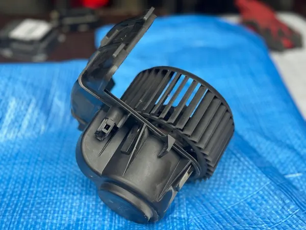 Ventilador VW T5 LIFT 7E1819021A image 2