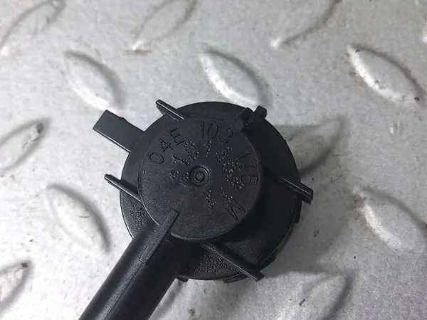 Soupape de dégazage Skoda Fabia Mk3 OEM 04E103175M image 3