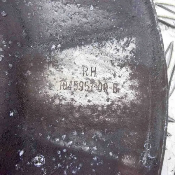 Tesla Model S 2016 Fram bromsskydd OEM 104595100B image 6
