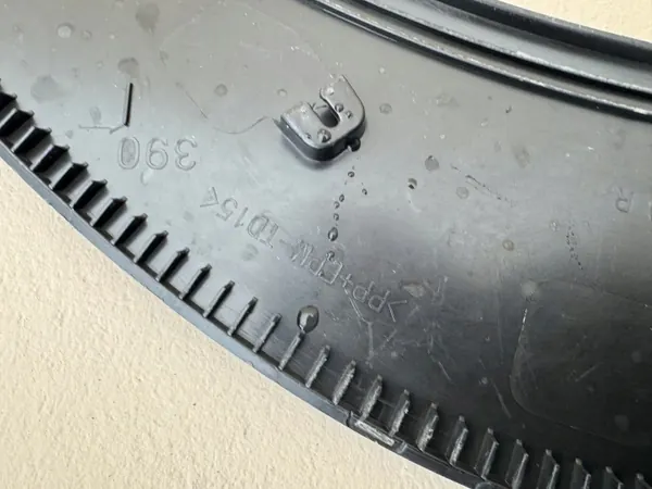 Suzuki S-Cross 22R Oikea Takaoven Lista OEM image 8