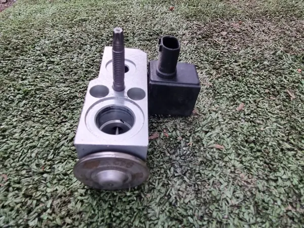 Válvula tensor BMW X5 G05 OEM 9496916 - Usado image 4