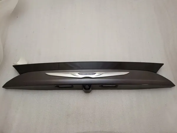 Chrysler Pacifica 2017 takaluukun spoileri OEM 5RL88LAUAF image 2