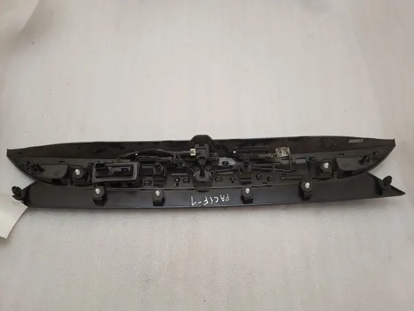 Chrysler Pacifica 2017 takaluukun spoileri OEM 5RL88LAUAF image 3