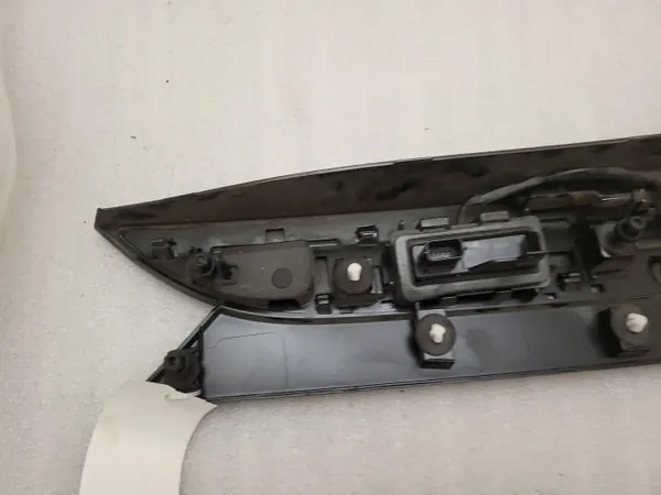 Chrysler Pacifica 2017 takaluukun spoileri OEM 5RL88LAUAF image 4