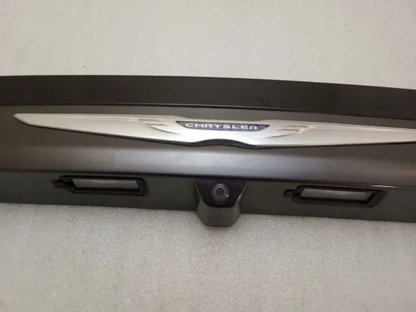 Chrysler Pacifica 2017 takaluukun spoileri OEM 5RL88LAUAF image 5