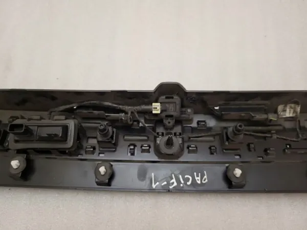 Chrysler Pacifica 2017 takaluukun spoileri OEM 5RL88LAUAF image 6