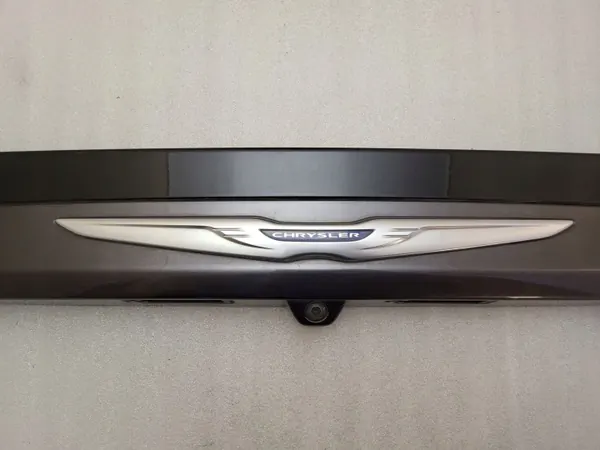 Chrysler Pacifica 2017 takaluukun spoileri OEM 5RL88LAUAF image 9