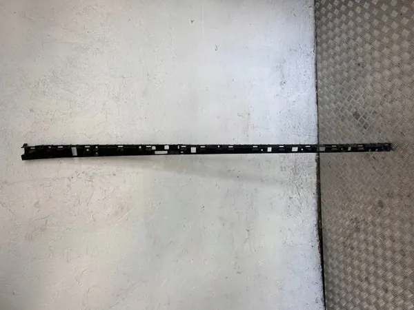 Suporte de soleira Tesla Model X OEM 104669100B - Usado image 2