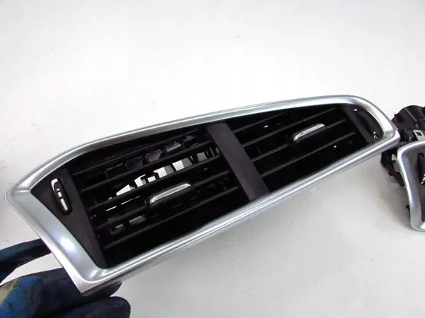 Rejilla Citroen DS4 OEM 9676609977 - Estado Usado image 5