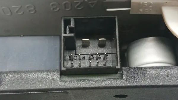 Éclairage Cabine Mercedes-Benz Classe C W203 OEM 2038201201 image 4