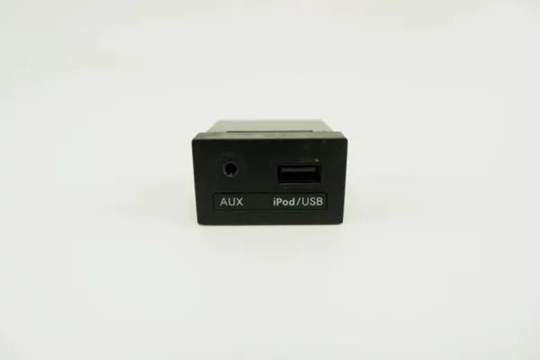 Enchufe USB/AUX Hyundai i40 OEM 96120-3Z5004X image 2