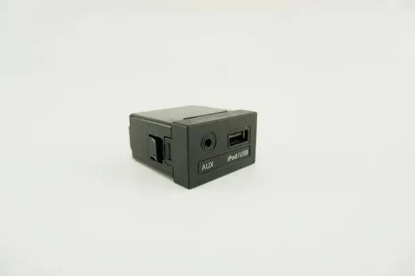 Enchufe USB/AUX Hyundai i40 OEM 96120-3Z5004X image 3