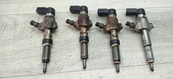 FORD FIESTA MK6 VI V 1.4 HDI Injektor 9645988580 image 4