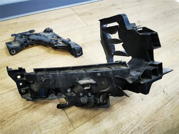 Audi Q5 8R Oikea ajovalokiinnike OEM 8R0805608 image 3