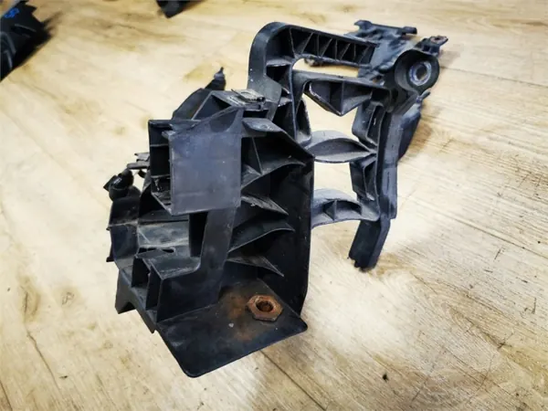 Audi Q5 8R Oikea ajovalokiinnike OEM 8R0805608 image 4