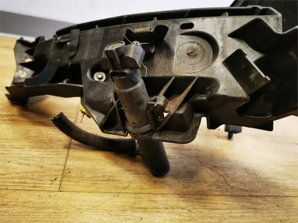 Audi Q5 8R Oikea ajovalokiinnike OEM 8R0805608 image 5