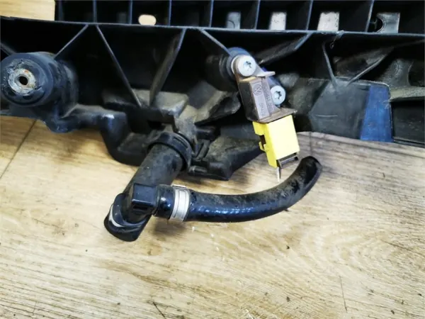 Audi Q5 8R Oikea ajovalokiinnike OEM 8R0805608 image 9