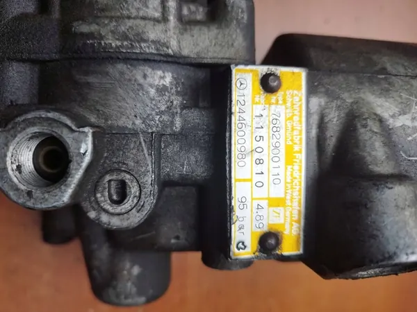 Bomba de direção assistida Mercedes E W124 image 2