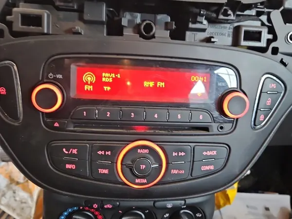 Radio de fábrica OEM 39012675 para Opel Corsa E image 2