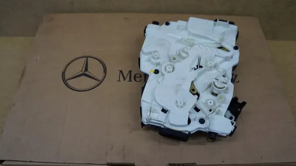 MERCEDES VITO W447 LEFT SLIDING DOOR LOCK A4477308401 image 3