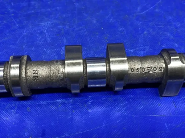 Árbol de levas admisión Opel Astra J OEM 90400263 1.6T image 10