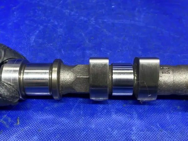 Árbol de levas admisión Opel Astra J OEM 90400263 1.6T image 5