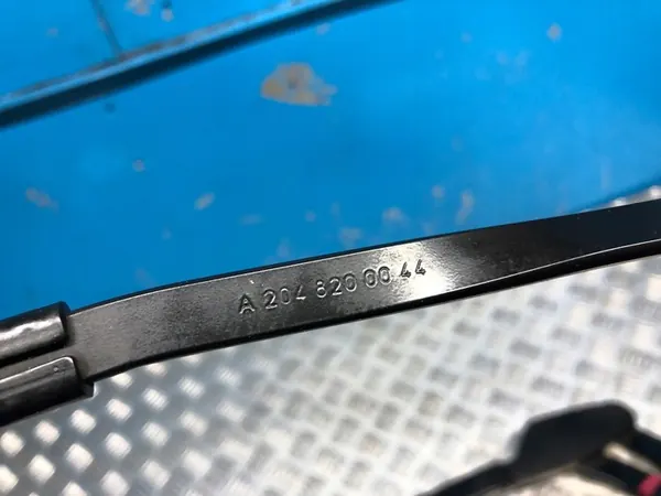 MERCEDES W204 Juego de brazos de limpiaparabris A2048200044 image 2