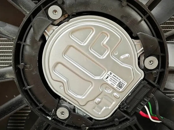 Radiateur OEM 9486399 pour BMW Série 5 G30 G31 image 8