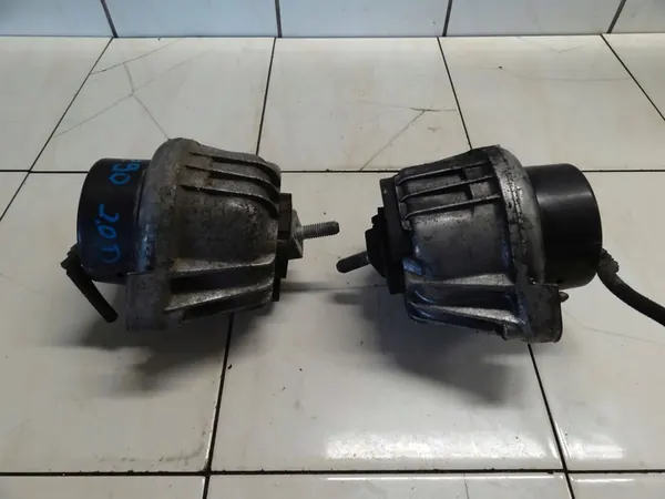 BMW 3 E90 E91 2011 2.0 D Engine Mount Left Right Set OEM image 2