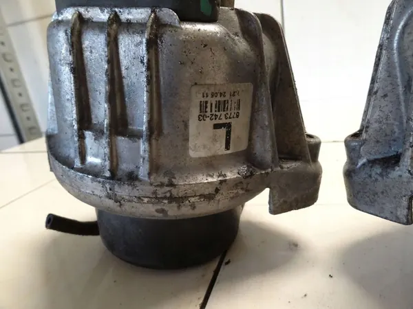 BMW 3 E90 E91 2011 2.0 D Engine Mount Left Right Set OEM image 3