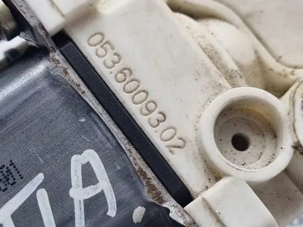 Motor de ventanilla delantera izquierda VW Jetta III OEM 0536009302 image 7