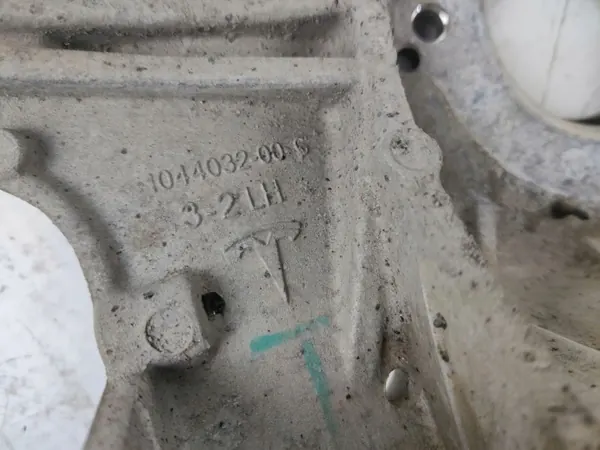 Fjäderfäste Fram Vänster OEM 1044371-00-D Tesla image 4