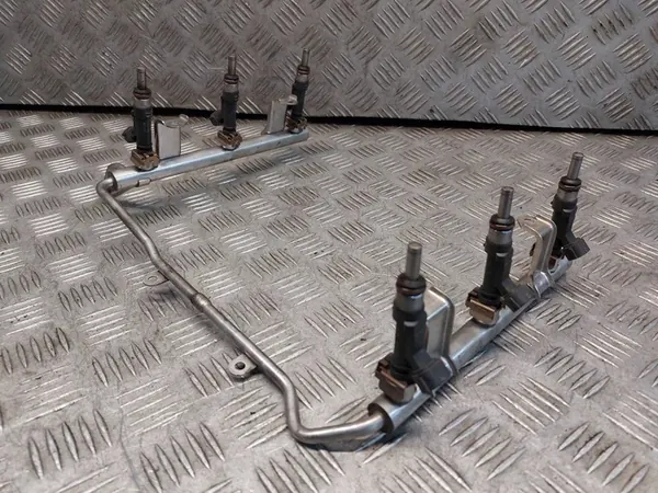 Rampe de carburant Audi A6 C6 2.4 V6 06E133681F image 2