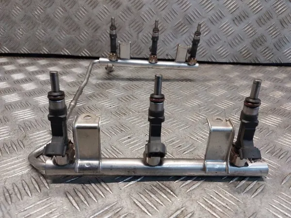 Rampe de carburant Audi A6 C6 2.4 V6 06E133681F image 3