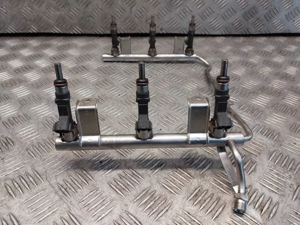 Rampe de carburant Audi A6 C6 2.4 V6 06E133681F image 4