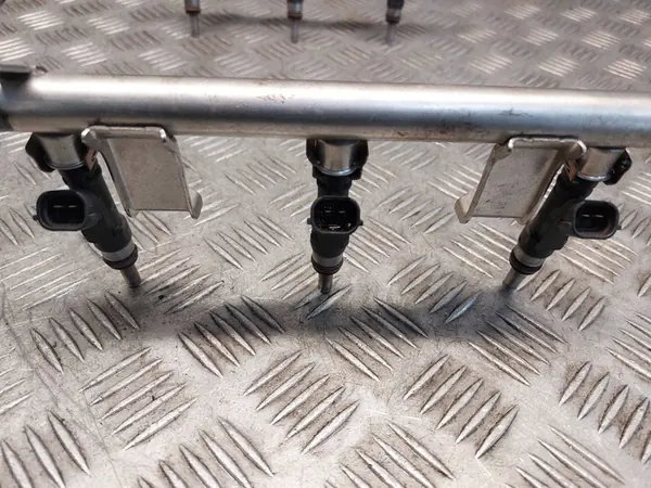 Rampe de carburant Audi A6 C6 2.4 V6 06E133681F image 7