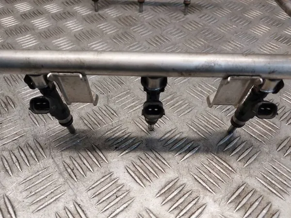 Rampe de carburant Audi A6 C6 2.4 V6 06E133681F image 8