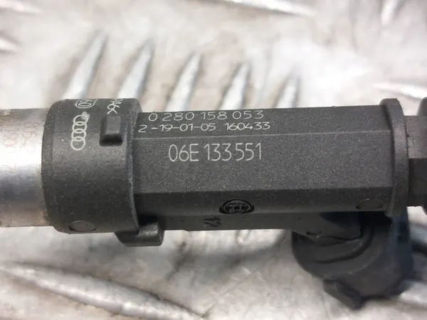 Rampe de carburant Audi A6 C6 2.4 V6 06E133681F image 9