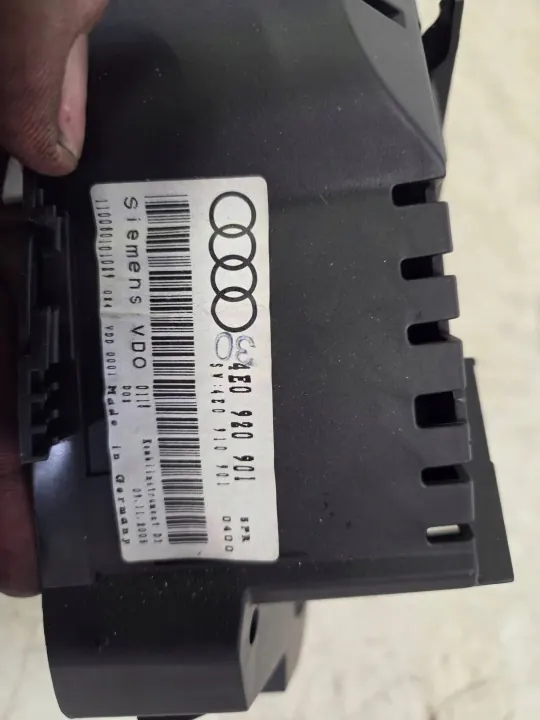 Cuadro de instrumentos Audi OE 4E0920901 usado image 3