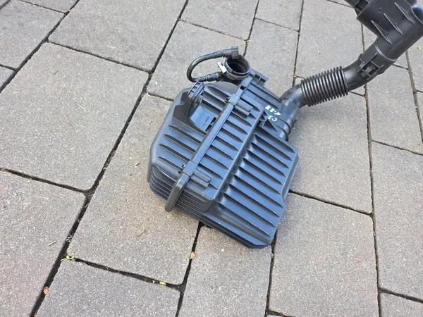 CITROEN C3 III 1.2 VTI Ilmansuodattimen Kotelo 9670851880 image 2