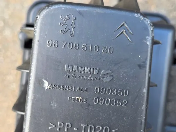 CITROEN C3 III 1.2 VTI Ilmansuodattimen Kotelo 9670851880 image 9