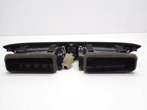 Hätätuulettimen ritilä OEM 8-24 Nissan X-Trailille image 4