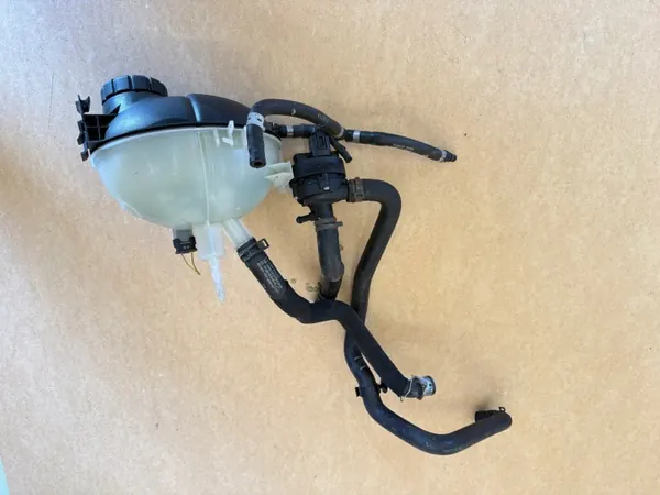 Laajennussäiliö OEM 2045000749 Mercedes W218 W212 image 3