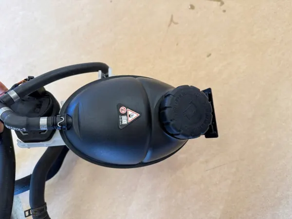 Laajennussäiliö OEM 2045000749 Mercedes W218 W212 image 4