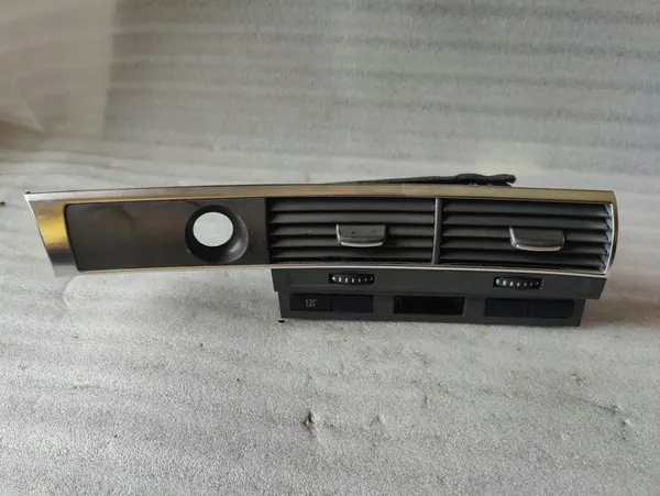 Grelha de ventilação central Audi A6 C6 image 1